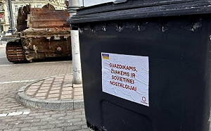 (影) 全球「挺烏抗俄」這兩處卻親俄聚會 立陶宛垃圾桶收 : 「鮮花、蠟燭和對蘇聯的懷舊」