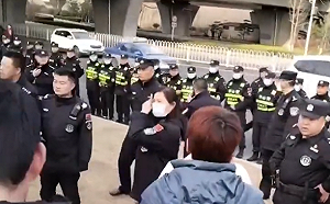 (影) 無所不用其極！ 中國打壓群眾抗議 不惜停運地鐵、公車 派出特警鎮壓