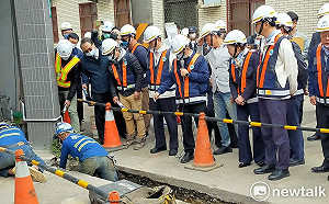 陪同王美花視察管線汰換工程 張善政提2訴求