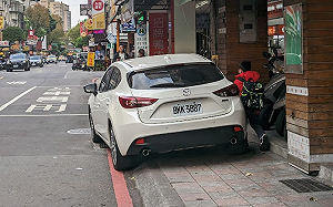 汽車違停人行道無法檢舉！Cheap線上開戰「違停之父」陳歐珀助理 加碼約當面對峙