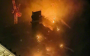 (影) 火燒摩天樓! 香港尖沙咀高樓失火如巨型火柱 已3人受傷