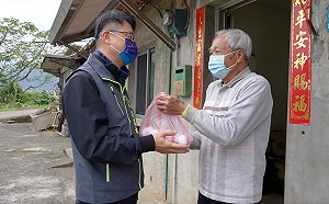 蛋蛋的小確幸  新北金山區公所集愛心購千顆雞蛋照顧弱勢 