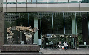 又是田山盛國！去年闖北檢掛民進黨旗 今在日經台北辦事處潑穢物 