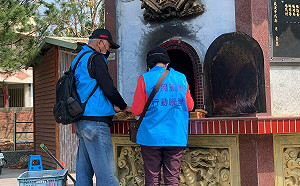 (影)賄聲賄影?南投立委補選多處投票所出現｢志工｣疑違法記錄投票者