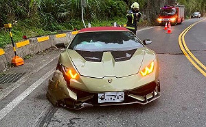 男子北宜跑山撞護欄！藍寶堅尼毀了