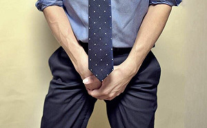 男同事狂跑廁所！她怒控當薪水小偷