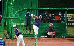 大谷練打全力轟!打上看台全場沸騰