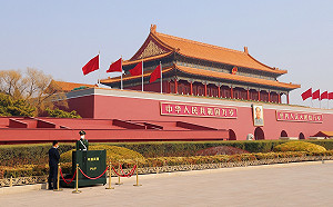 啥？CNN？我逃！中國兩會進行中 代表們一碰CNN記者就落荒而逃