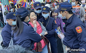 快訊》(影)林昶佐挺西藏致詞 婦人鬧場喊：沒用的立委 兩岸不溝通會戰爭 