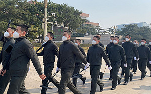 兩會側記：你的戒備日常 我的混身不適應