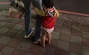 淡水阿公17°C寒風邊遛邊扯孫「光腳只包尿布」 熱心民眾報警得到這回應...