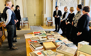 「像解嚴前圖書館」 游錫堃挑台灣史書遠贈立陶宛