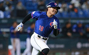 張育成被三振摔頭盔！要把自己打醒