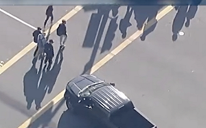 (影)這個匪徒很溫柔！ 與警槍戰飛車追逐 他「停車等學生過馬路」！