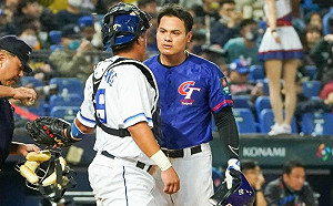 摔完頭盔怒視張進德？張育成曝真相