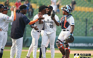 荷蘭隊贏古巴好爽！賽後休息室歡唱