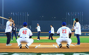 經典賽台中開幕 李維拉、賴清德投球 盧秀燕強力揮擊