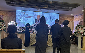 爸爸、二哥先後驟逝！周玉蔻「想到那一夜 ，他坐在沙發上孤伶伶離開的畫面就好心痛」