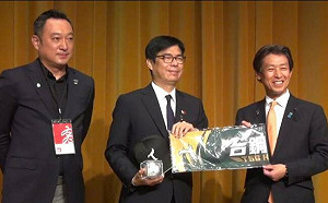 送禮送到心坎裡！  陳其邁拜會熊本縣贈議長「台鋼雄鷹」周邊商品