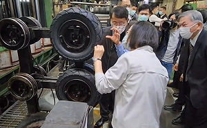 參訪建大輪胎廠區 蔡英文：讓台灣中小企業「越建、越大」