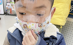 蔡桃貴看醫生「臉貼滿膠帶」 網友笑：是可愛病