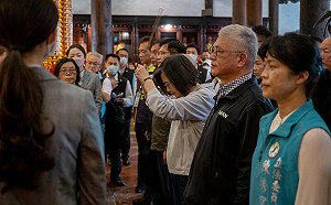 總統赴鹿港龍山寺參香盼修復2025年完工 揭匾「大悲願力」