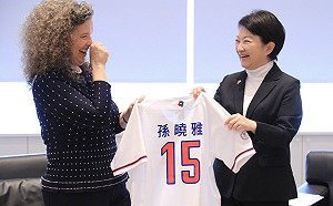 WBC 台中開打 盧秀燕贈孫曉雅經典賽台灣隊球衣 