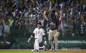 陳傑憲敲三壘安打奮力跑壘 台灣隊8比2領先