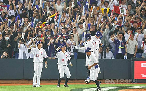 張育成滿貫砲全場敬禮 經典賽台灣擊敗荷蘭