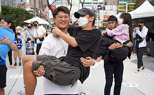 新北HUG市集浪漫來襲　 樹林區情侶公主抱勇奪1萬元獎金