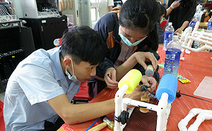 三多國中AI教育中心揭牌 阿美族文化創客造舟 AI水獵機器人蒐集海洋廢棄物
