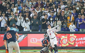 張育成經典賽轟滿貫砲 林岳平傳神形容比賽精髓