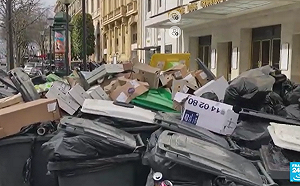 法國參院提前表決通過年改法案 罷工釀街頭垃圾堆積