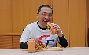 行動支持中華隊! 侯友宜午餐狂嗑「熱壓」古巴三明治獻祭品文