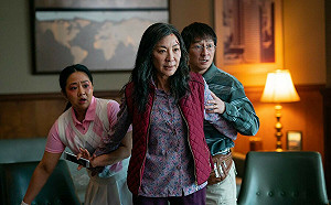 亞裔大獲全勝！《媽的多重宇宙》勇奪7項大獎成最大贏家