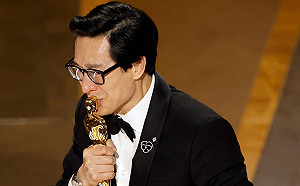 奧斯卡男配角關繼威「曾演台灣八點檔」！畫面曝光網驚：原來是他