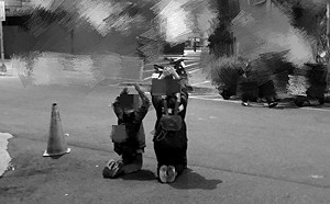 母子街頭遭罰下跪舉雙手！內幕心碎