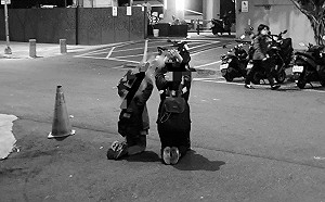 父罰母子舉手跪街頭 北市社會局：今立即聲請保護令 