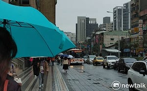 回溫也沒用！明起冷空氣減弱「華南雲雨帶持續東移」 3區持續暴雨