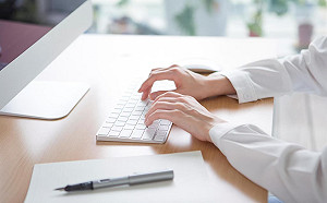 下週一輕症免隔上路！勞動部：雇主若要求輕症不出勤  薪水應照付