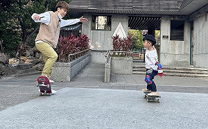 要服老！蔡桃貴跟爸玩滑板 蔡阿嘎自嘲：滑兩下就累了