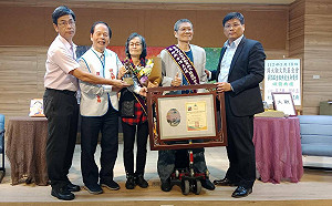 表彰珍惜生命、發揮大愛精神  藝術家蔡正勝、劉玲溫夫婦獲「2023第26屆全球熱愛生命獎章」