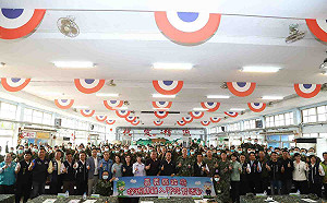 送點心和加菜金 翁章梁探視中坑營區役男