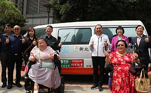 侯友宜：7月底身障者持愛心卡搭捷運可扣點 文傑建設續捐3輛、川方企業捐1輛復康巴士 
