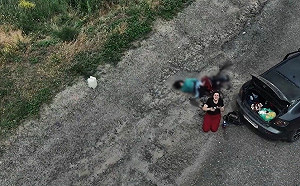 (影)惡行全都錄! 烏克蘭無人機拍下俄羅斯士兵射殺平民後丟棄壕溝裡