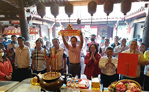 2024心未死？郭台銘高雄拜廟楊秋興陪同 他分析郭董優勢：動作要更大一點