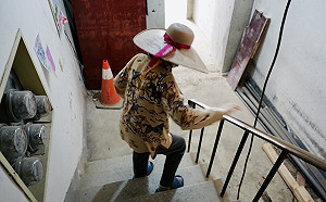 新北樹林公寓30年鄰居動員裝電梯 住戶：可搭電梯回家真好