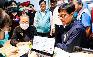 陳其邁視察全民普發現金諮詢服務台 陪長輩代登記享經發成果