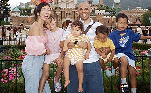 兒子玩迪士尼雲霄飛車嚇哭！周筠抱緊處理：我很抱歉