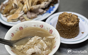 學甲蜀葵花花海繽紛  區長帶路賞花吃美食